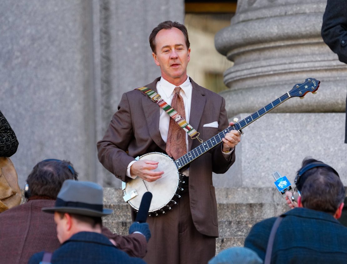 Reveladas as Primeiras Imagens de Edward Norton como Pete Seeger em 'A ...